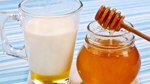 Kefir กับน้ำผึ้งสำหรับการปรนนิบัติผิวมือ